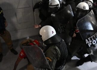 Επεισόδια μεταξύ εποχικών πυροσβεστών και ΜΑΤ στο Υπ. Κλιματικής Κρίσης στην Κηφισίας