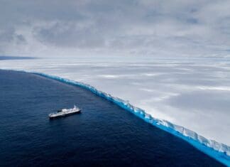 Το μεγαλύτερο παγόβουνο της Γης έσπασε ξανά… και ταξιδεύει (βίντεο)