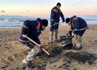 Ρωσία: Φόβοι για τεράστια περιβαλλοντική καταστροφή από την πετρελαιοκηλίδα στον Εύξεινο Πόντο