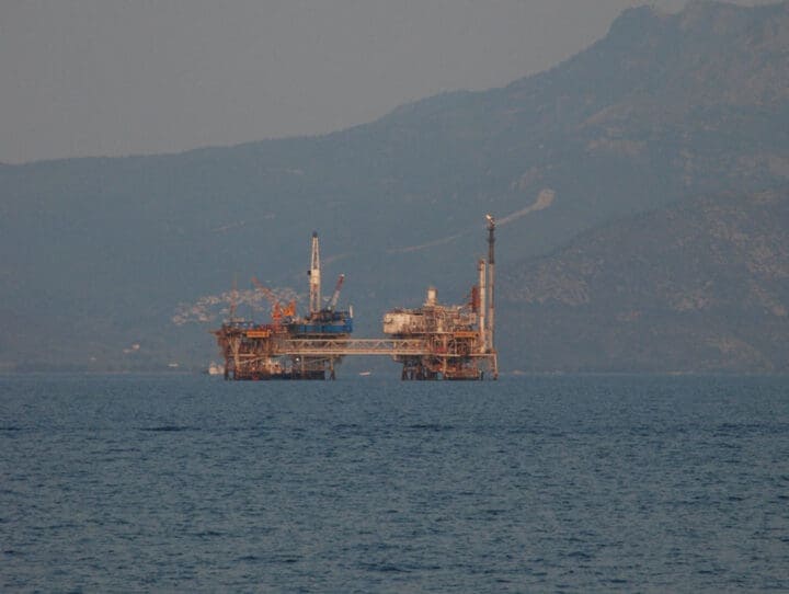 oil_rig_in_kavala__greece__g__paximadis_wwf_greece__3_