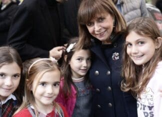 Πλήθος κόσμου συγκέντρωσε η χριστουγεννιάτικη μουσική εκδήλωση στον κήπο του Προεδρικού Μεγάρου, παρουσία της ΠτΔ