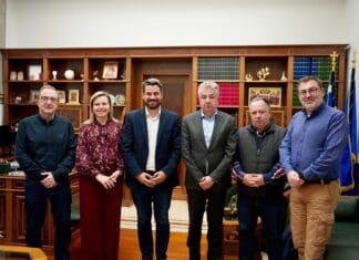 Συνάντηση εργασίας στην Περιφέρεια Κρήτης για το φετινό «Αφιερωματικό Έτος Μίκη Θεοδωράκη»