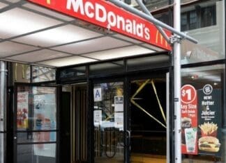 Βρετανία: Συλλογική αγωγή εργαζομένων κατά της McDonald’s διακριτική μεταχείριση, ομοφοβία, ρατσισμό και παρενόχληση