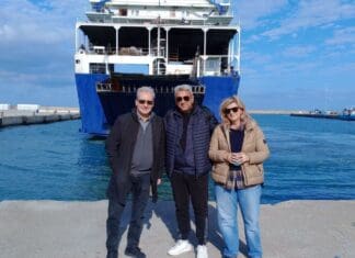 Στο λιμάνι ο Δήμαρχος Ηρακλείου Αλέξης Καλοκαιρινός για την παραλαβή νέων αιθουσών που θα εγκατασταθούν στο χώρο όπου λειτουργήσουν τα Ειδικά Σχολεία ΕΝΕΕΓΥΛ και ΕΕΕΕΚ