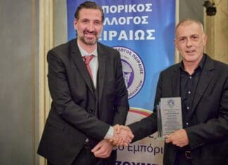 Βράβευση Δημάρχου Πειραιά, Γιάννη Μώραλη, από τον Εμπορικό Σύλλογο Πειραιά για τη στήριξή του στο Πειραϊκό εμπόριο