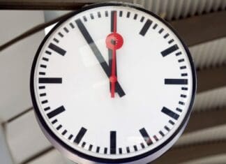 Την Κυριακή μία ώρα μπροστά τα ρολόγια