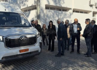 Ένα νέο ηλεκτρικό λεωφορείο για τα παιδιά του Γυμνασίου και Λυκείου Αγίου Μύρωνα (βίντεο)