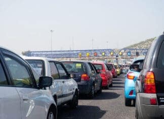 Αδειάζει σταδιακά η Αθήνα: Αυξημένη κίνηση στις εθνικές οδούς – Υψηλά ποσοστά πληρότητας στα πλοία