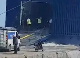 Έσπασε ο κάβος πλοίου στην Αλόννησο τη στιγμή που επιβιβάζονταν αυτοκίνητα (βίντεο)