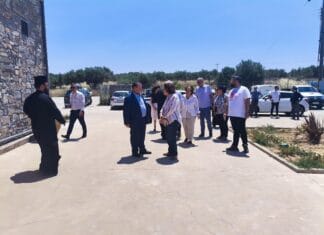 Την Υπουργό Πολιτισμού Λίνα Μενδώνη καλωσόρισε στη Σχολή Κεραμικής Τέχνης στο Θραψανό, ο Βασίλης Κεγκέρογλου