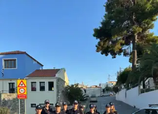 Αστυνομικοί του Αστυνομικού Σταθμού Αλοννήσου μοίρασαν κράνη σε δικυκλιστές περνώντας το μήνυμα «Η ζωή είναι πολύτιμη. Προστάτευσέ την»