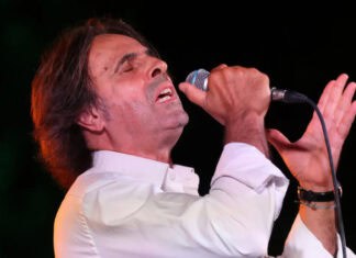 Θερμό χειροκρότημα στον Βασίλη Λέκκα από πλήθος κόσμου που κατέκλυσε στην Γκουβερνιώτισσα