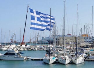 Ηράκλειο: Υψώθηκε σημαία των 1440 τετραγωνικών μέτρων