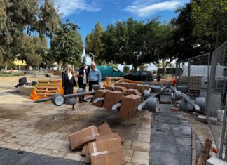 Τοποθετούνται τα νέα φωτιστικά σώματα και οι σχάρες των δένδρων στην πλατεία Ελευθερίας (video)