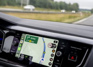 CarPlay στην Tesla: Η ιστορική «αναδίπλωση» του Έλον Μασκ