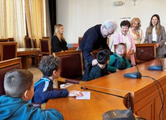 Επίσκεψη από τους μαθητές του 4ου Δημοτικού Σχολείου στον Δήμαρχο Ηρακλείου Αλέξη Καλοκαιρινό