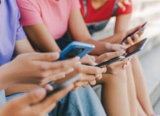 Tο Ευρωκοινοβούλιο θέλει να βάλει «φρένο» στη χρήση social media από ανηλίκους – Θα τα καταφέρει;