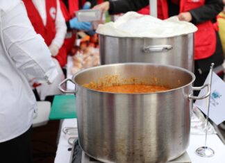 Ο Ε.Ε.Σ., σε συνεργασία με την Coca – Cola και την Λέσχη Αρχιμαγείρων Αττικής «Ακρόπολις», θα προσφέρει εορταστικά γεύματα στους άστεγους συνανθρώπους μας