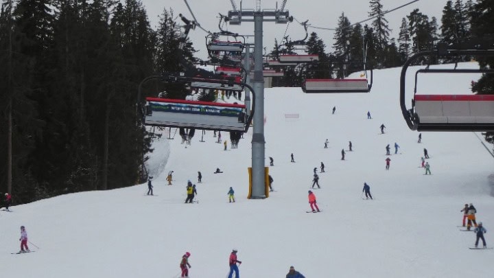 3BTASkiersononeofmanyskirunsinBorovets