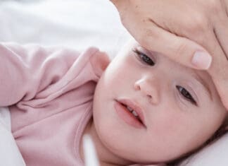 Πυρετικοί σπασμοί στα παιδιά: Τι πρέπει να γνωρίζουν οι γονείς