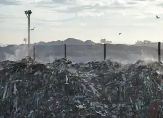 Guardian: Κίνδυνος για τοξικά απόβλητα στο νερό από χιλιάδες χωματερές στην Ευρώπη – Τι ισχύει για την Ελλάδα