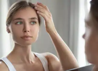 Σε ποια ηλικία «γερνούν» τα μαλλιά; Πολύ νωρίτερα απ’ ότι νομίζαμε