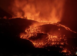 Εξερράγη ξανά το ηφαίστειο της Αίτνας – Εντυπωσιακές εικόνες από τα ποτάμια λάβας (video)