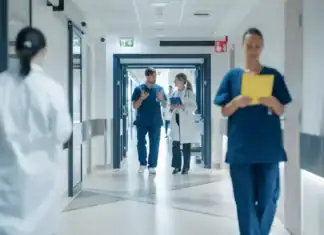 Ουρές στα νοσοκομεία λόγω γρίπης, COVID και RSV – Τα συμπτώματα και η γεωγραφική κατανομή των κρουσμάτων