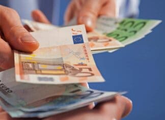 Έρχονται αυξήσεις μισθών το 2026 από κλαδικές συμβάσεις και κατώτατο