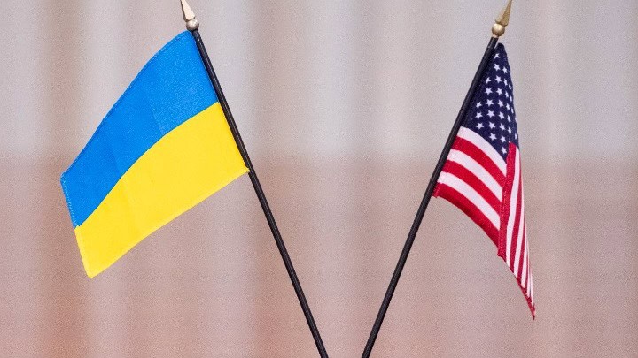 w06-182600usaukraineflags25600932