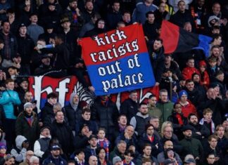 FA: Πρόστιμο 50.000 λιρών στην Κρίσταλ Πάλας για το πανό των οπαδών της για τον Βαγγέλη Μαρινάκη