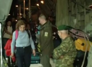 Επέστρεψαν 91 Έλληνες με C-130 από το Άμπου Ντάμπι – Συγκινητικές στιγμές στο αεροδρόμιο της Ελευσίνας