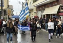Δήμος Βιάννου: Οι μαθητές παρέλασαν καταχειροκροτούμενοι υπό βροχή, σκορπώντας ρίγη συγκίνησης και υπερηφάνειας