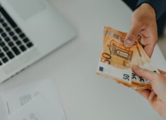 Αντίστροφη μέτρηση για αυξήσεις σε κατώτατο, επιδόματα και κλαδικούς μισθούς