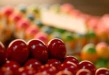 Εκτίμηση ΕΣΕΕ: Ακριβότερα κατά 7,8% έως 9,3% θα κοστίσει φέτος το πασχαλινό τραπέζι