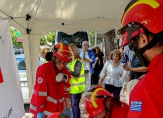 Διασώστες σε Άσκηση Ετοιμότητας για Σεισμό στο Δημαρχείο Ηρακλείου Αττικής (βίντεο)