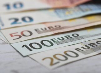 ΕΚΠΟΙΖΩ: Απόφαση σταθμός για παράνομη επιβολή μηνιαίας χρέωσης 0,80 ευρώ σε καταθετικούς λογαριασμούς