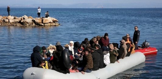 Υπ. Μετανάστευσης: Στην ενδοχώρα οι μεταγωγές μεταναστών από την Κρήτη – Στο νησί μόνο οι διαδικασίες ταυτοποίησης