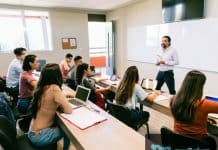 Πανελλαδικές 2026: «Μαύρη τρύπα» 10.000 θέσεων στα ΑΕΙ – Η ΕΒΕ «άδειασε» αμφιθέατρα και περιφερειακά τμήματα